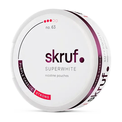 Skruf Super White No 63 Cassice nicotine pouch can. Purple and white design, all white slim pouch with blackcurrant (cassis) flavor. Fruity and elegant.