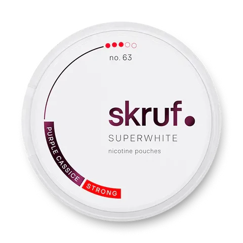 Skruf Super White No 63 Cassice nicotine pouch can. Purple and white design, all white slim pouch with blackcurrant (cassis) flavor. Fruity and elegant.