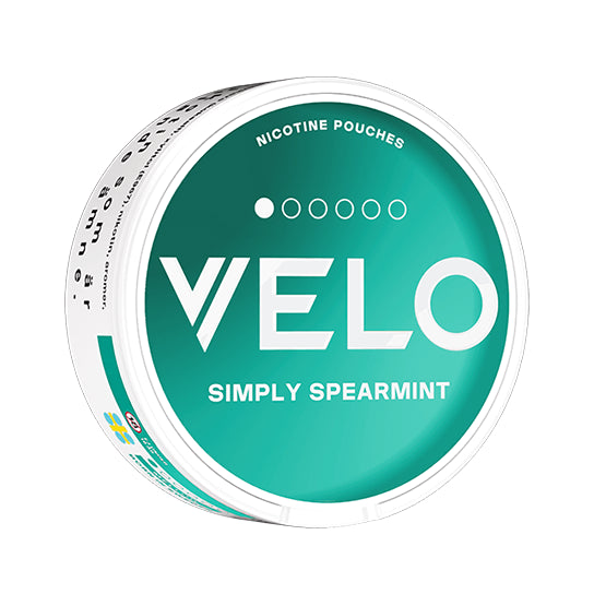 Close-up of VELO Simply Spearmint Mini all white nicotine pouch can. Mini format, cool spearmint taste, discreet and refreshing.