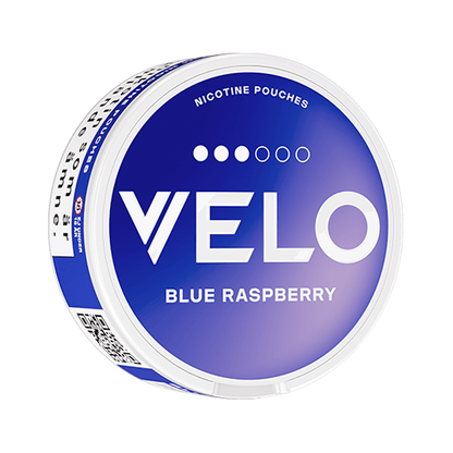 Close-up of VELO Blue Raspberry all white nicotine pouch can. Slim format, fruity blue raspberry taste, modern blue design.